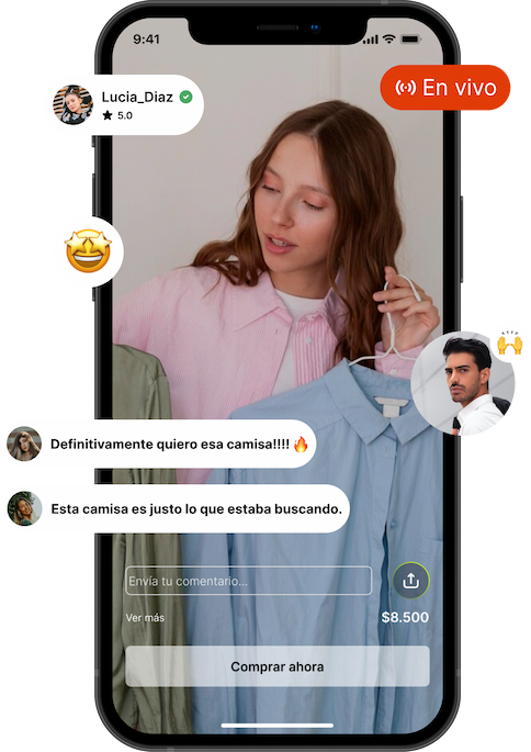 Concepto de una compra en vivo: una vendedora muestra una camisa y responde preguntas